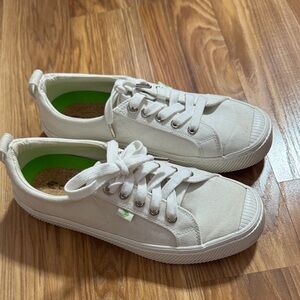 Cariuma OCA Low Canvas Sneakers Off White Size 8 Like New